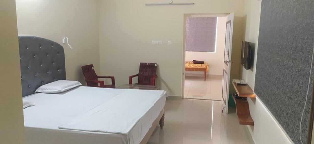 Srinivasa Hotel Tirupati Extérieur photo
