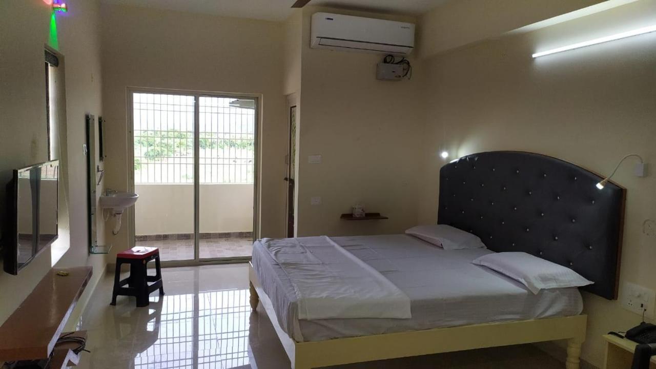 Srinivasa Hotel Tirupati Extérieur photo