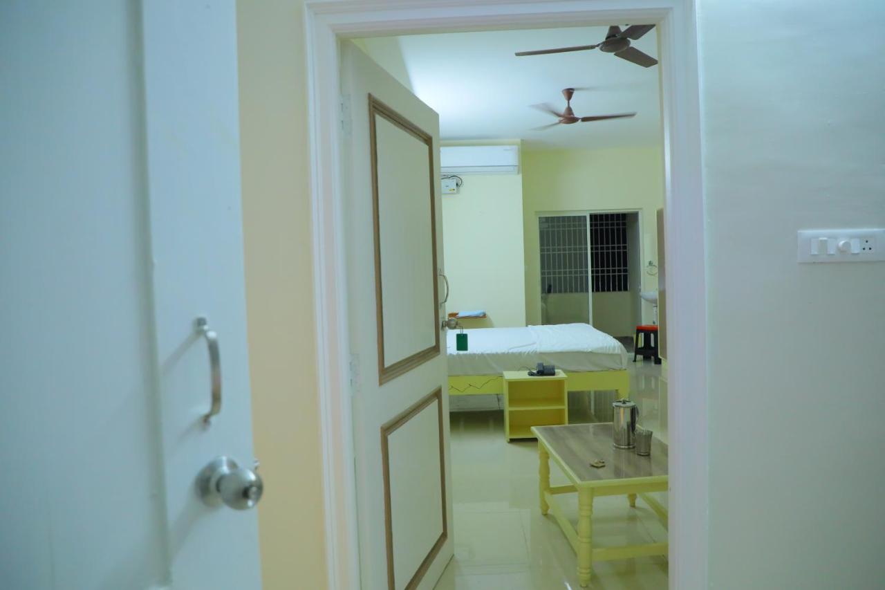 Srinivasa Hotel Tirupati Extérieur photo
