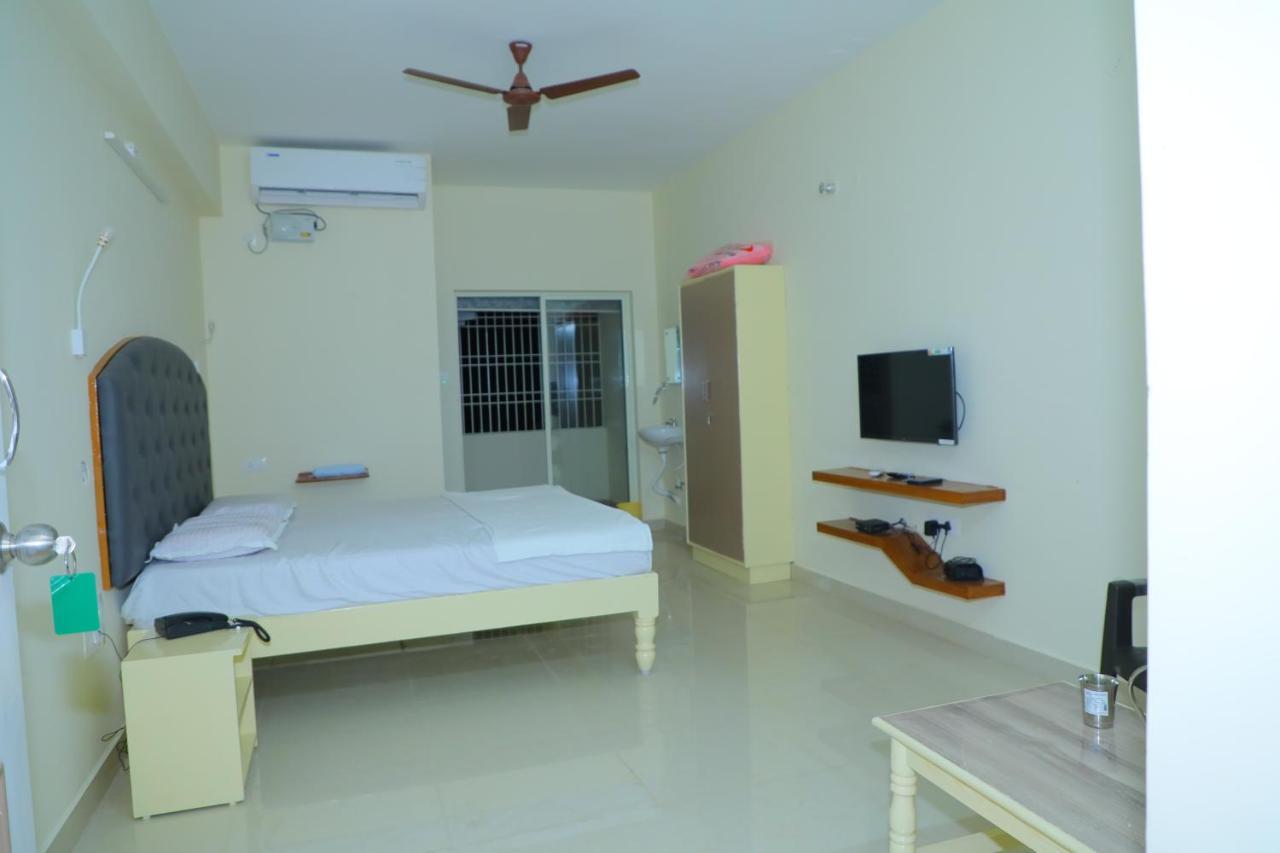 Srinivasa Hotel Tirupati Extérieur photo