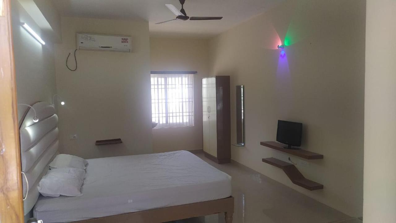 Srinivasa Hotel Tirupati Extérieur photo