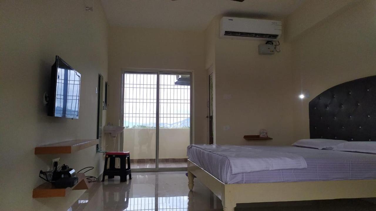 Srinivasa Hotel Tirupati Extérieur photo