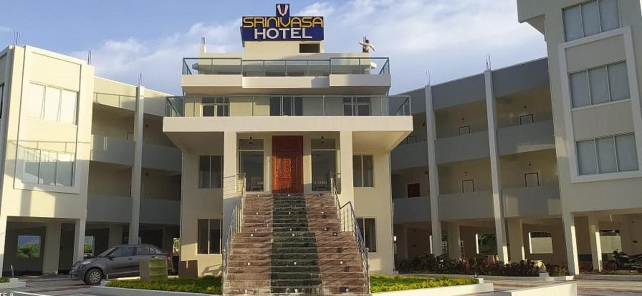 Srinivasa Hotel Tirupati Extérieur photo