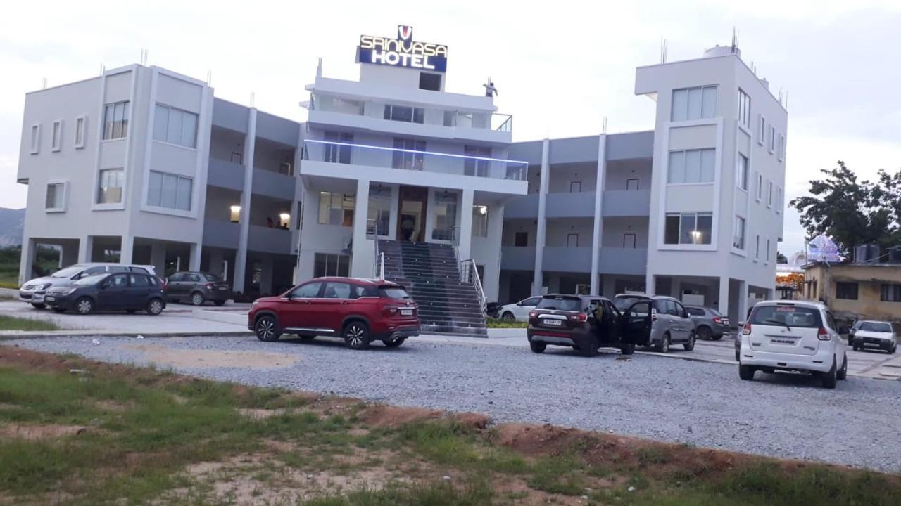 Srinivasa Hotel Tirupati Extérieur photo