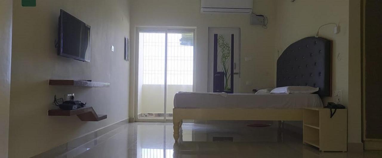 Srinivasa Hotel Tirupati Extérieur photo