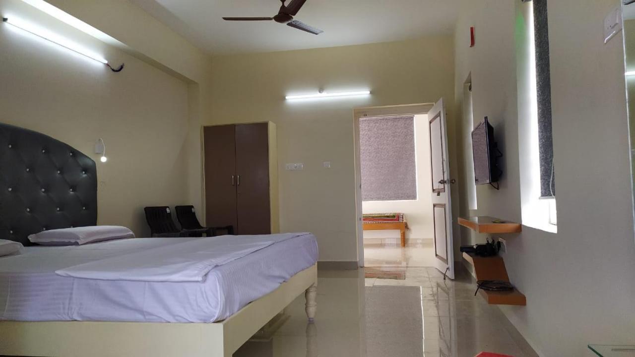 Srinivasa Hotel Tirupati Extérieur photo