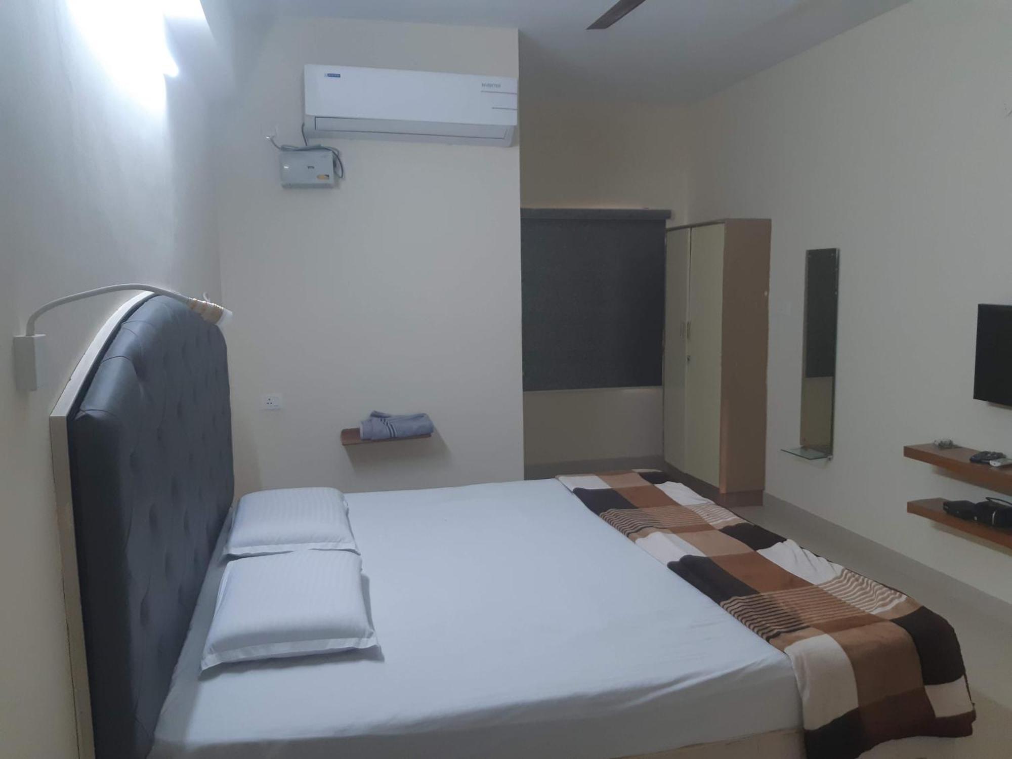 Srinivasa Hotel Tirupati Extérieur photo