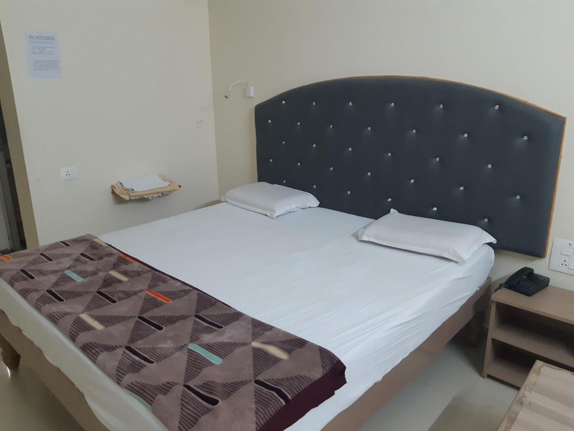 Srinivasa Hotel Tirupati Extérieur photo