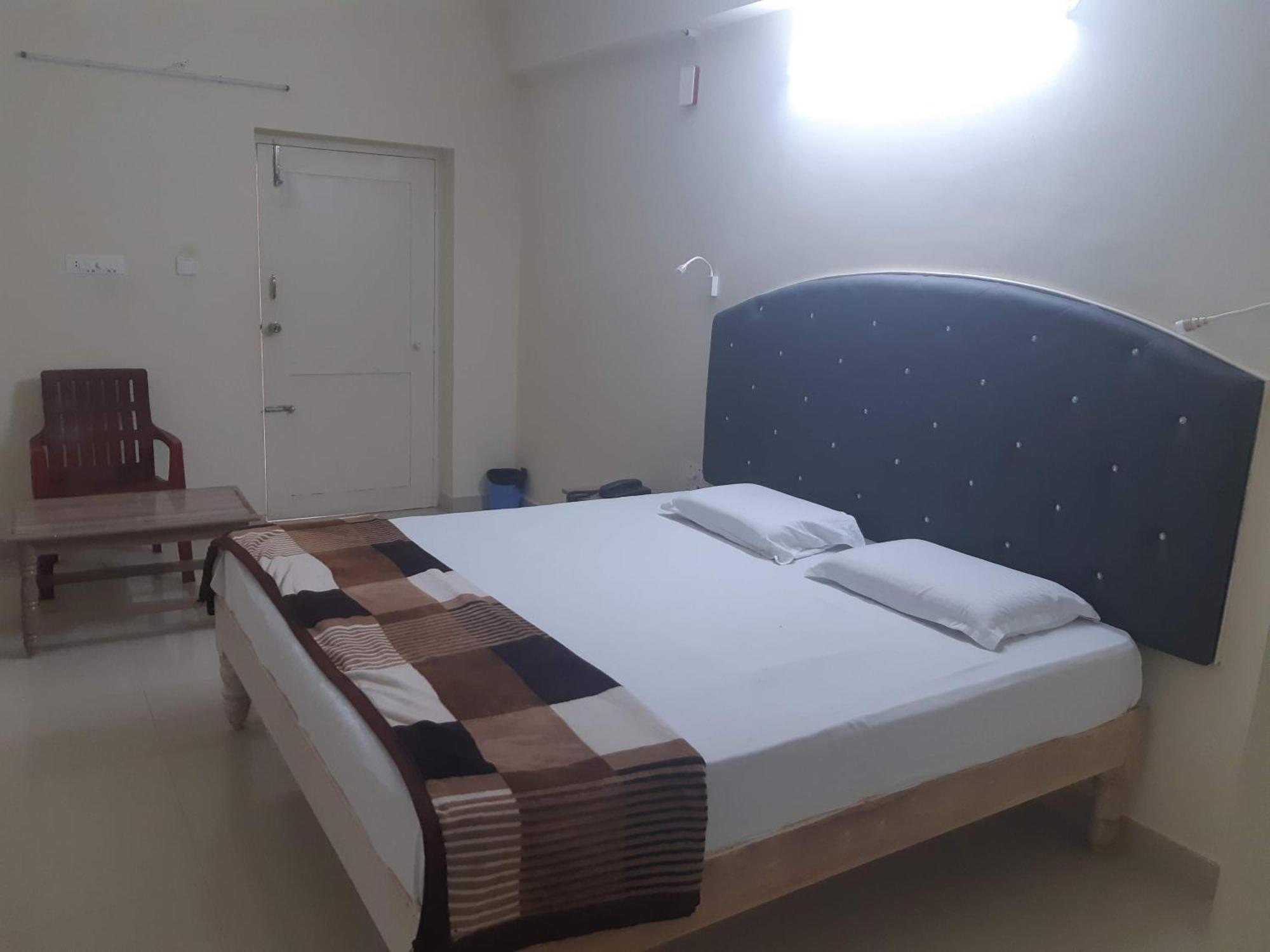 Srinivasa Hotel Tirupati Extérieur photo